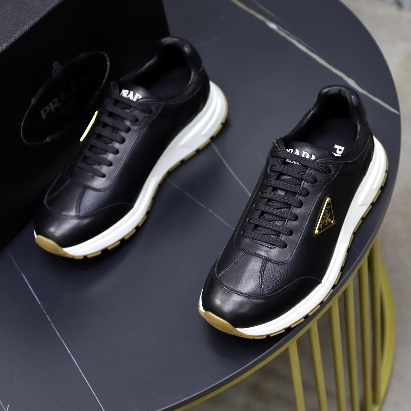 Factory price: 760💰Top original order Brand: PRADA (Prada) Standard code: Men's size 38/44 (45 can be customized) Grade: Same as the official website Material: Original cowhide stitching imported cowhide lining Original combination two-color wear-resistant soft outsole Style category: Leisure and sports version Young fashion European and American trend British style Color: Real picture color